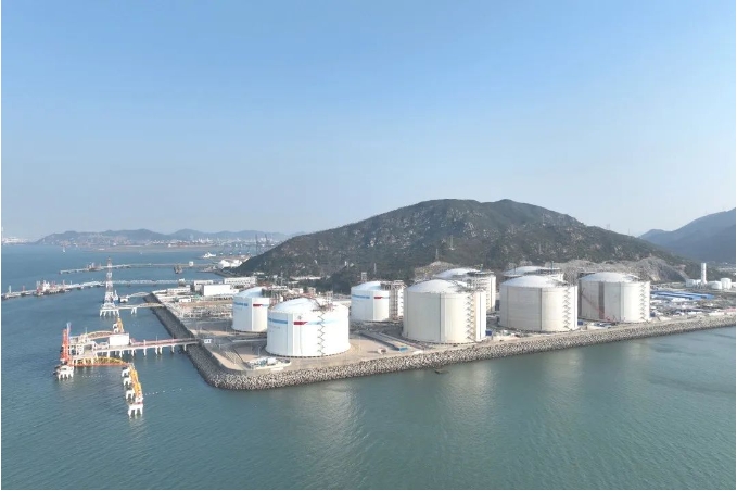 华南地区首座全球27万方LNG储罐完成水压试验