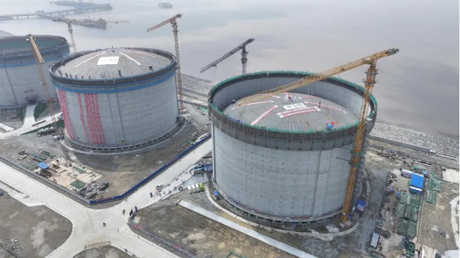实现“两顶”同升，上海LNG站线扩建项目接收站工程7号、8号储罐