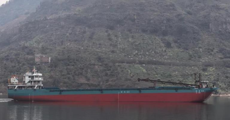 西南地区首艘LNG自卸沙船在向家坝库区试航成功